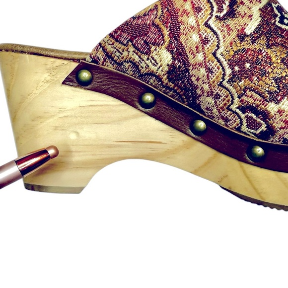 Anthropologie Cordani Zorba Tapestry Clogs Brown Tan Bohemian 70s Slip On Size 7 - Picture 9 of 12